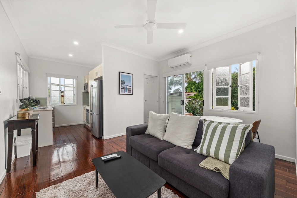 Charming 1-bed Cottage With Garden Retreat