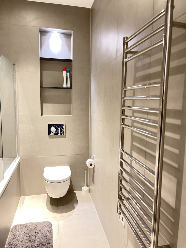 Remarkable 1-bed Apartment in Slough view 5