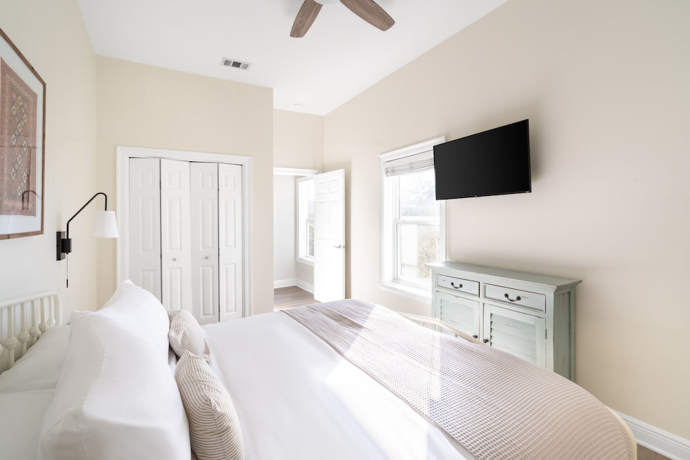 Fin by Avantstay 9 BR Destin Oasis With Pool Spa Walk to Beach