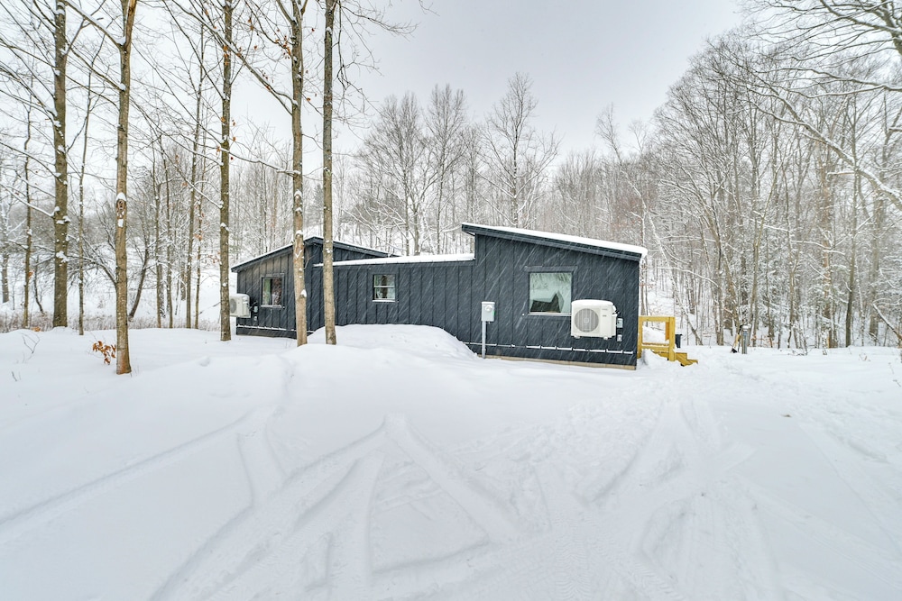 8 Mi to Sleeping Bear Dunes: Creekside Cabin