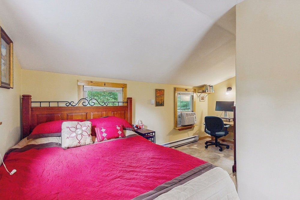 1 BR Tiny House, Window AC, Bbq, Fire Pit, W & D
