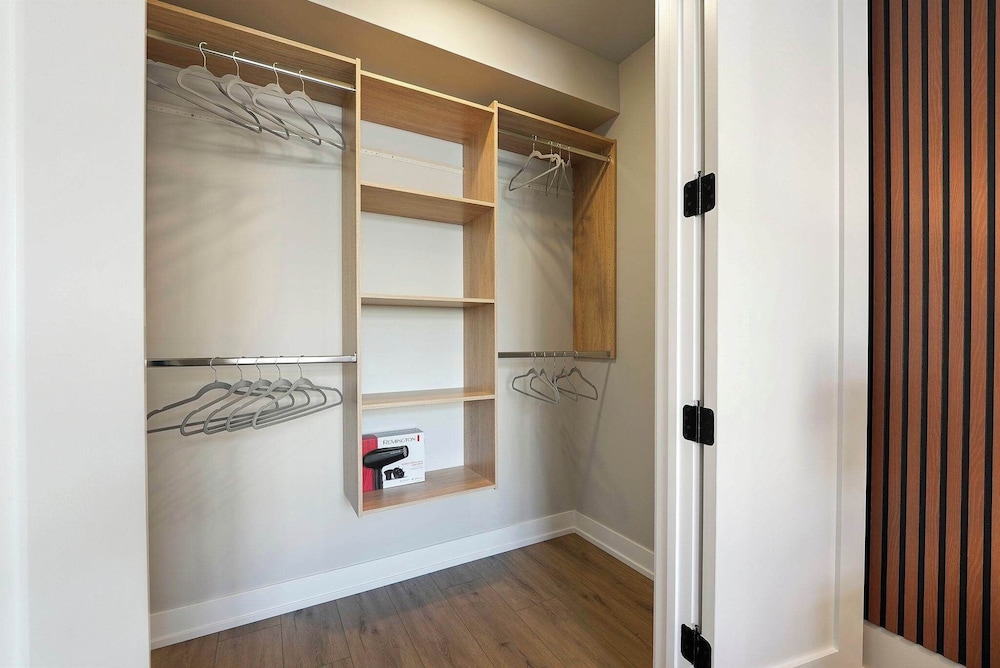 Modern 2br2ba Condo Free Parking and Balcony