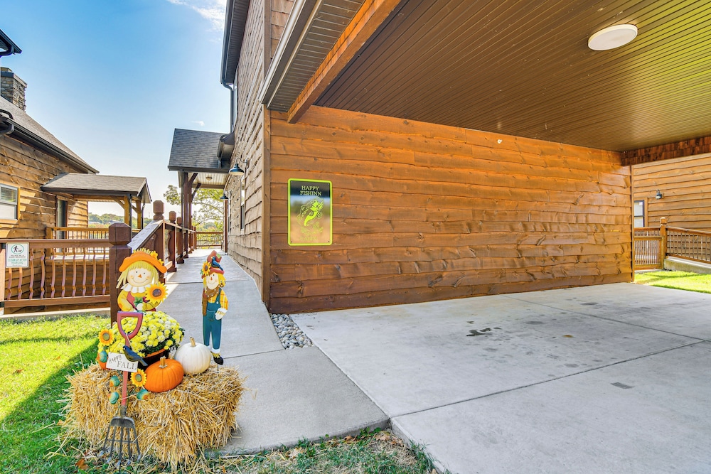 5 Mi to Silver Dollar City: Table Rock Lake Cabin! view 3