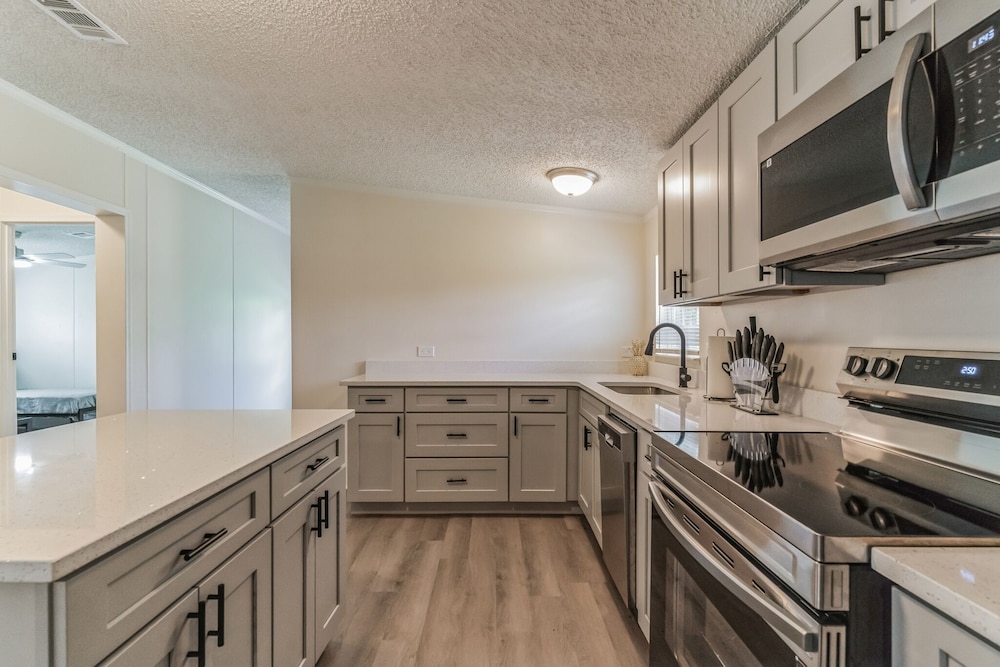 Relaxing 4br Hideaway In Groveland 4 Bedroom Cottage by RedAwning - Property Image 20