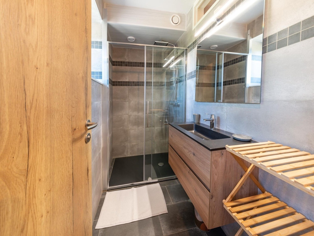 Spacious Getaway Near Spa F1