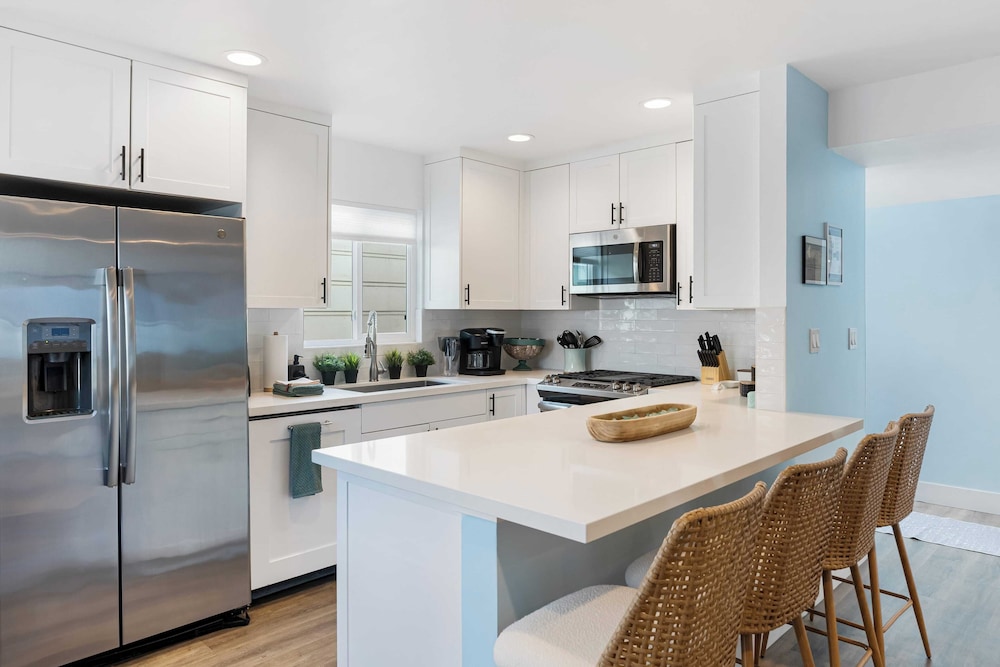 Steps to Sand! 2 Homes in 1 Sleeps 19, Outdoor Space, Walk to Shops & Dining