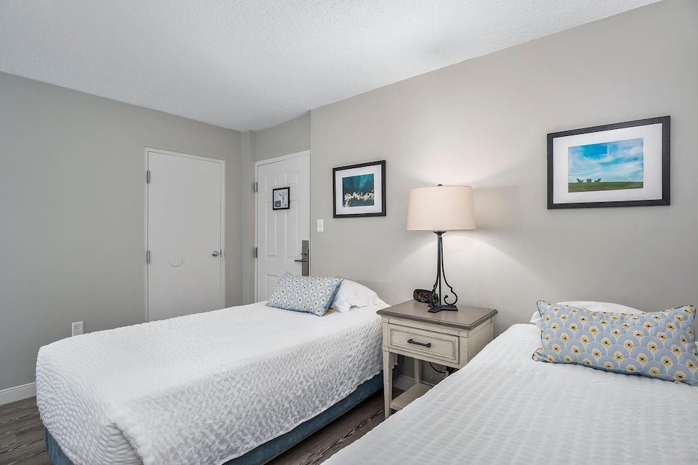 First Floor Standard Suite Bay View view 4