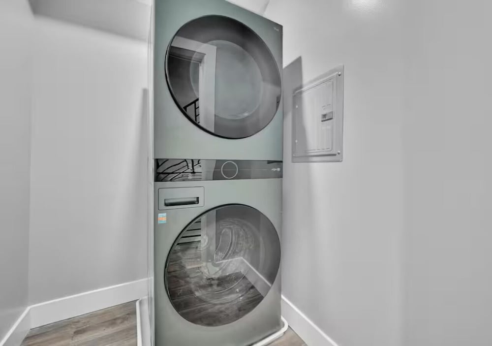 Cozy Home near City Center with Hot tub
