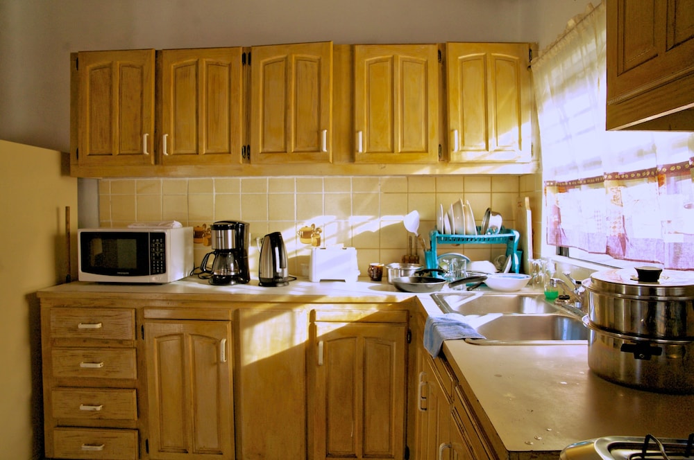 Tropical Breeze Guesthouse and Furnished Apartments