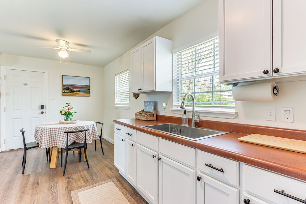 4 Mi to Dtwn: Dog-friendly Fayetteville Home