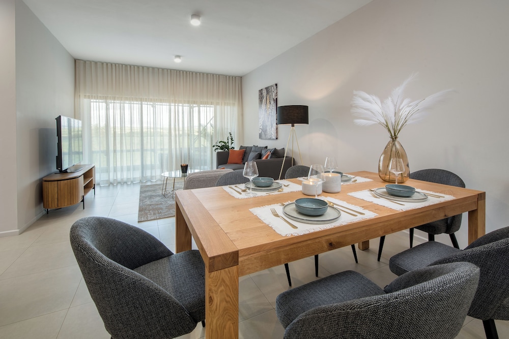 The Luxury Verdant Garden Hotel photo 2