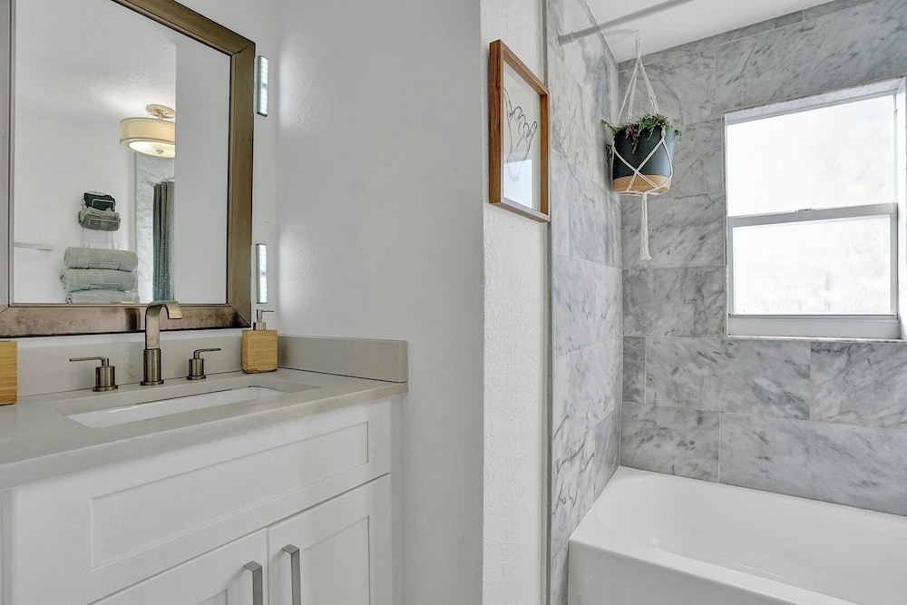 Zen 2br, 7 Min From Beach & Airport, Save Now!