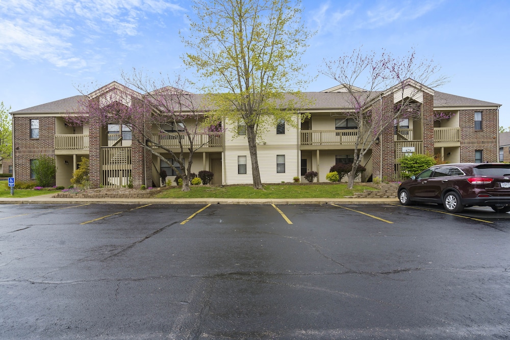 Highland Hideaway - Branson - Local Attractions, On-site Amenities & More! view 3