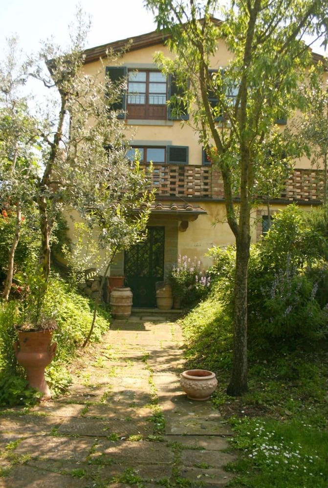 Private Villa with AC, private pool, WIFI, TV, terrace, pets allowed, parking, close to Arezzo
