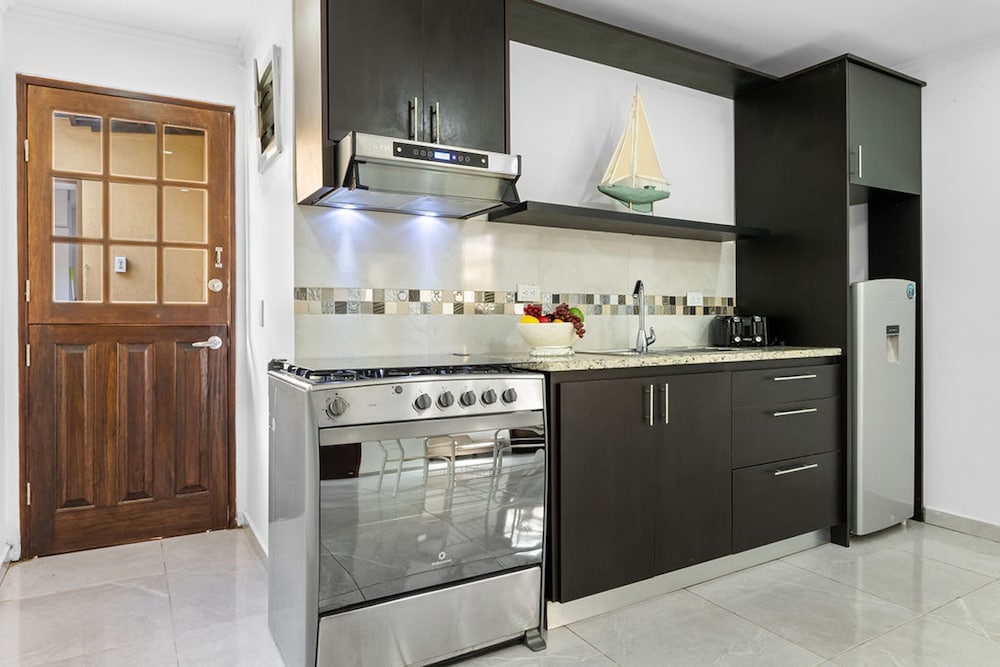Urban 5BR Private Pool Getaway 10 Min- Bch
