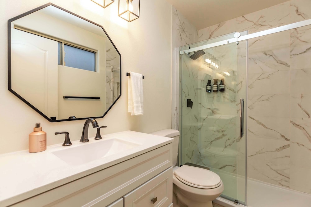 Not Affected by the Fire/elegant Pasadena Retreat Prime Comfort Awaits