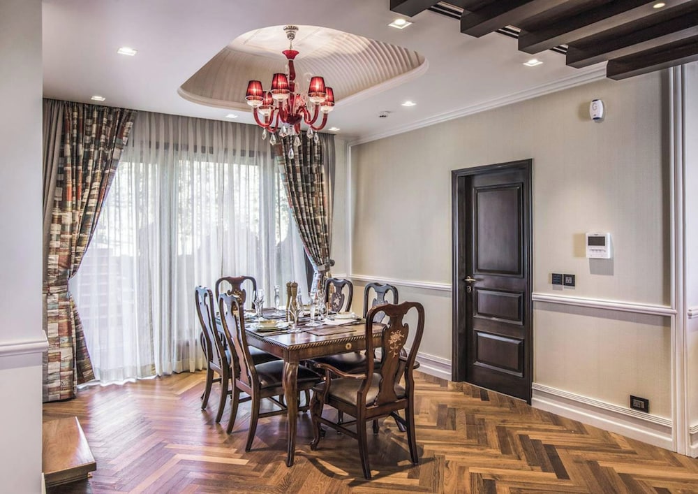 A Majestic and Luxurious Villa Overlooking the Ganges