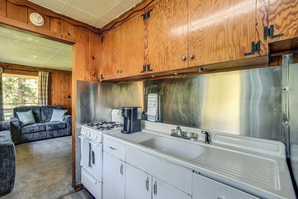 Dog Friendly: Cabin w/ Yard & Mtn Views in Cascade