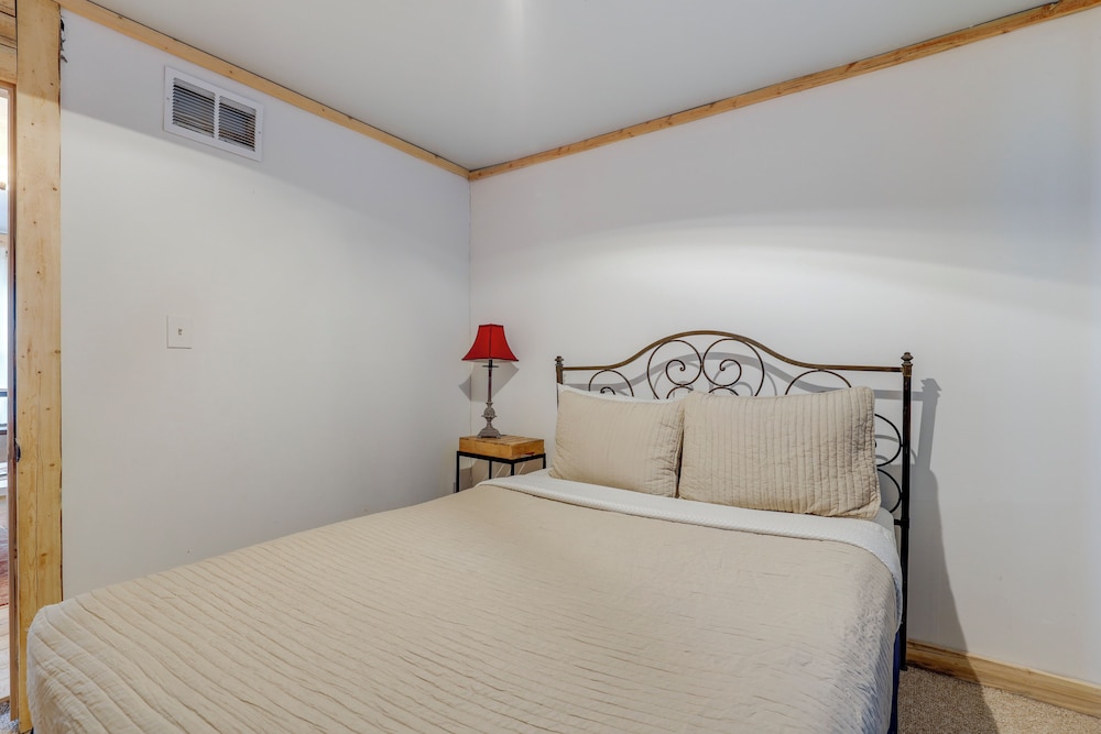 2 Mi to Dtwn: Pet-friendly Casper Apt!