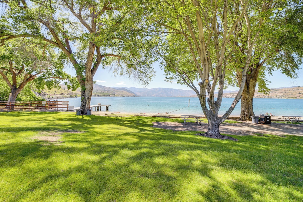 Walk to Lake Chelan: Top-level Waterfront Condo