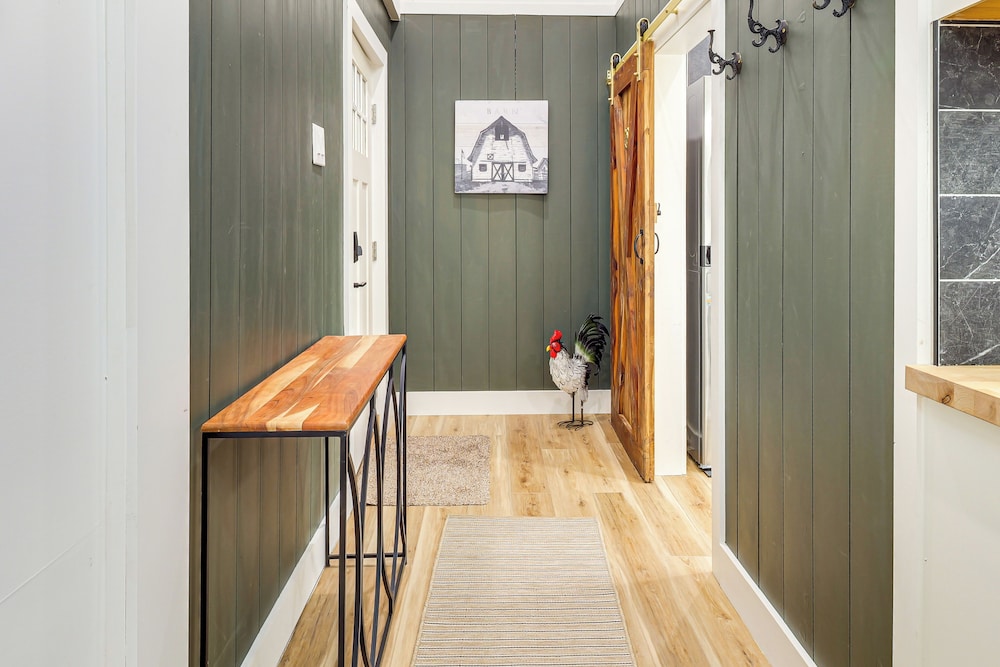 Luxe Stable Suite: Farm Stay in Lebanon!