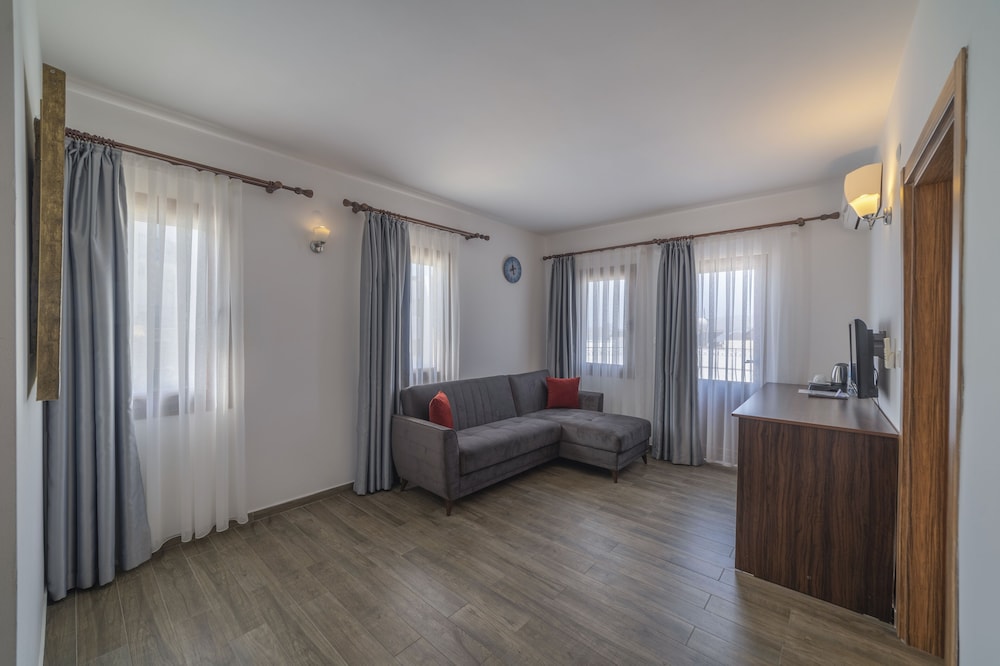 Queen Boutique Hotel - Image 73