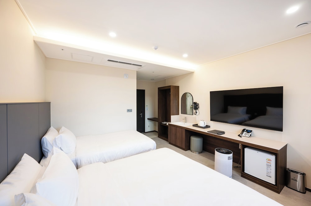 VAVANT TOURIST HOTEL