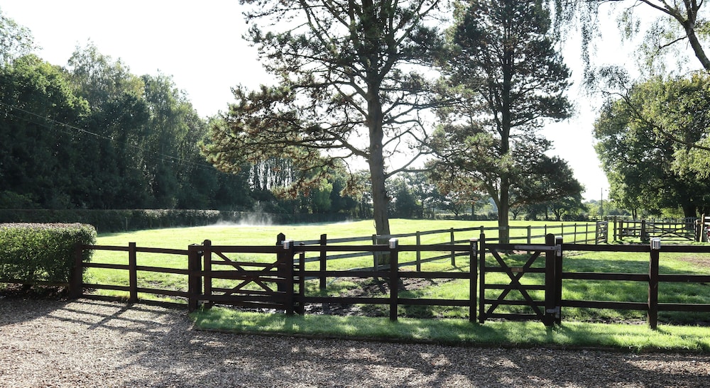 Knutsford Vacations - Charming 2-bed Cottage, Beautiful Views, Knutsford - Property Image 9