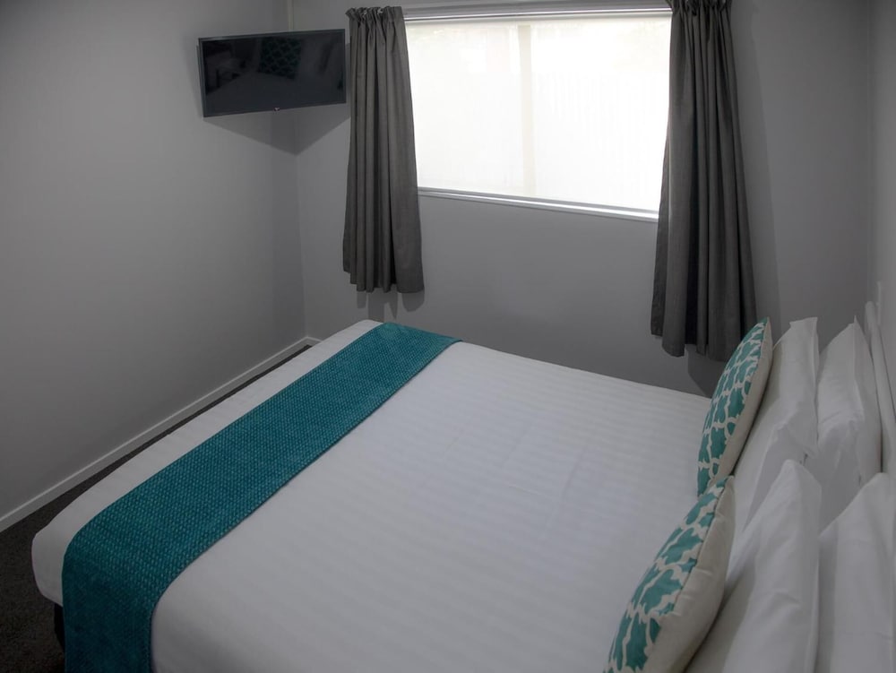 Bk's Palm Court Motor Lodge