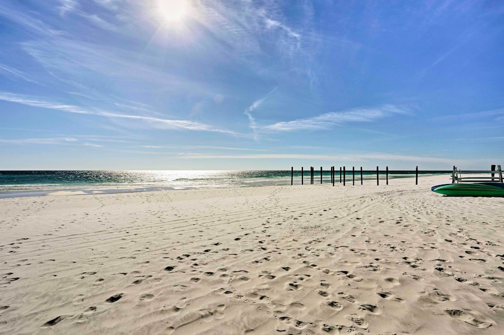 Walk to Beach: Condo in Pensacola w/ Pool Access