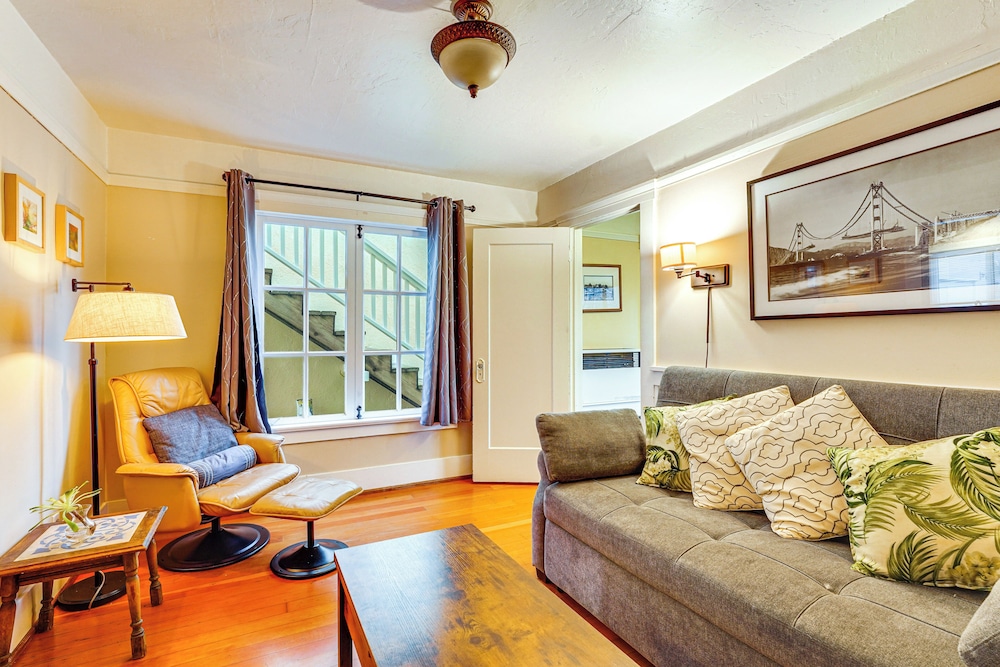 Inviting 1BR Patio Full Kitchen