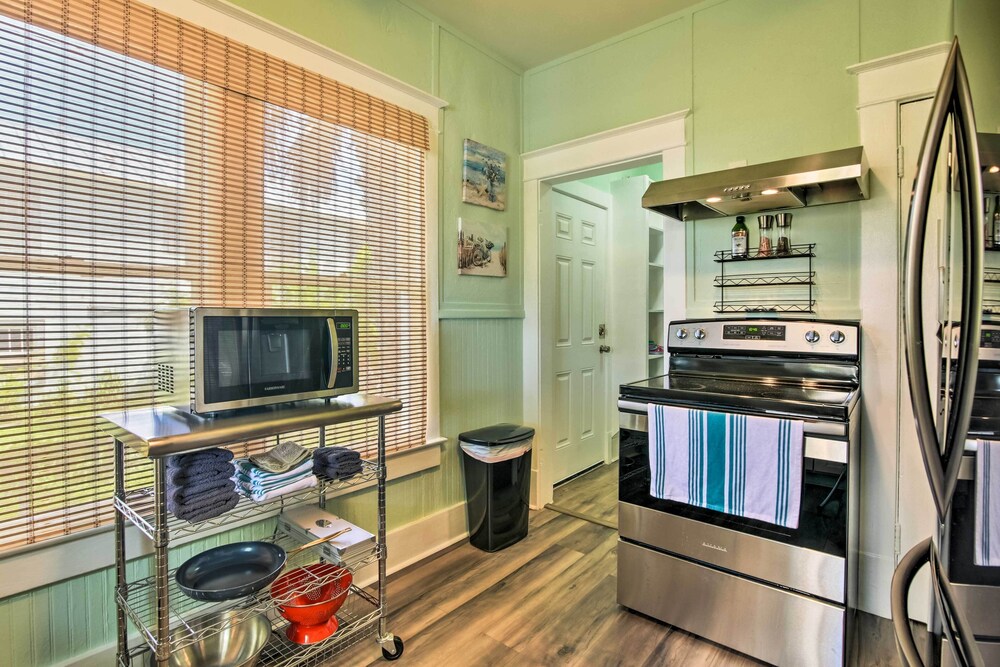 2 Mi to Beach & Seawall: Quaint Home in Galveston! view 2