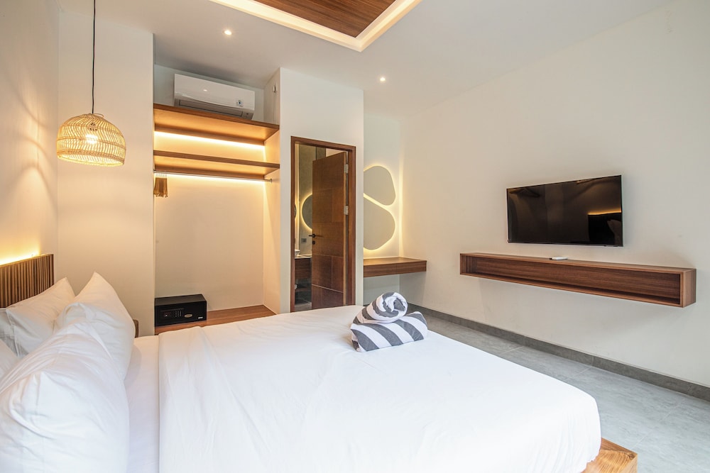 Elegant 5BR Canggu Villa 400m to Pristine Beach