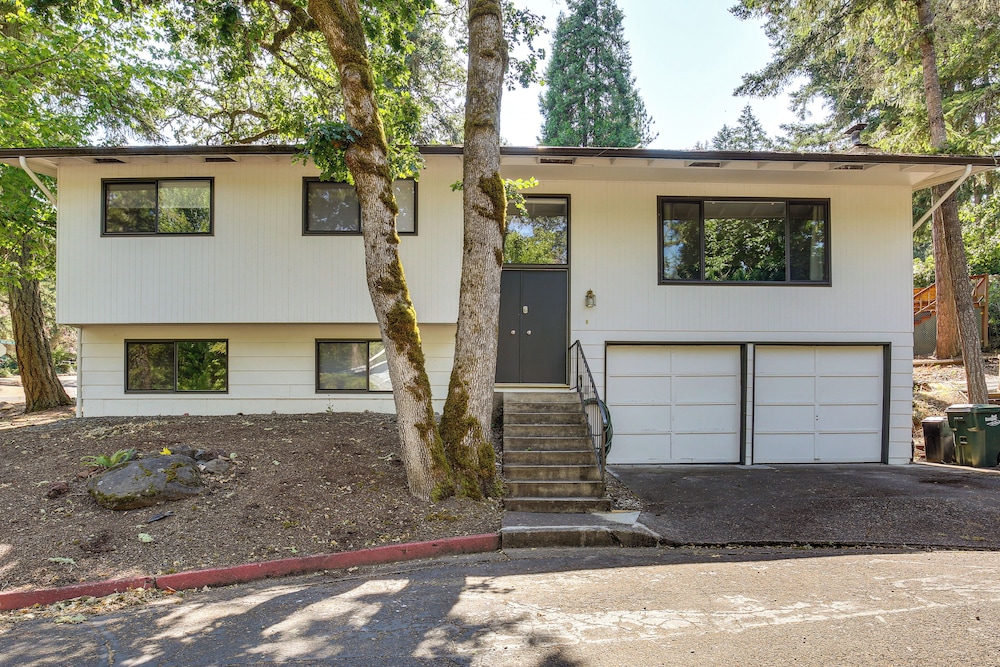 3 Mi to U of O Pet-friendly Home w/ Covered Deck!