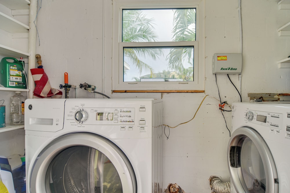 5 Mi to Dtwn: Pet-friendly Home in St Petersburg!