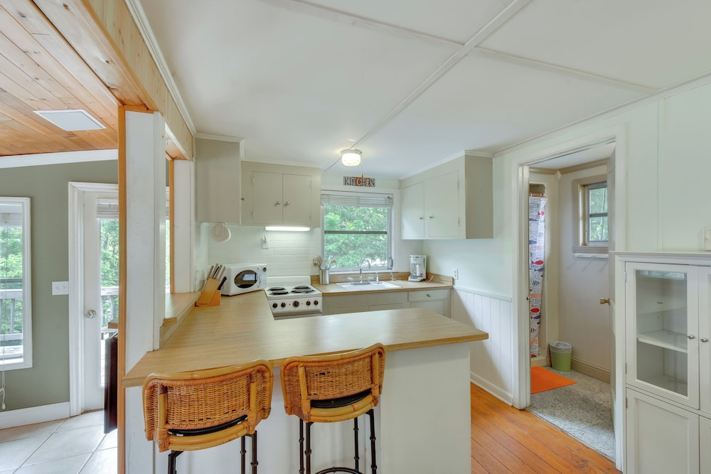 Waterfront Cabin w/ Private Dock on Lake Hartwell!