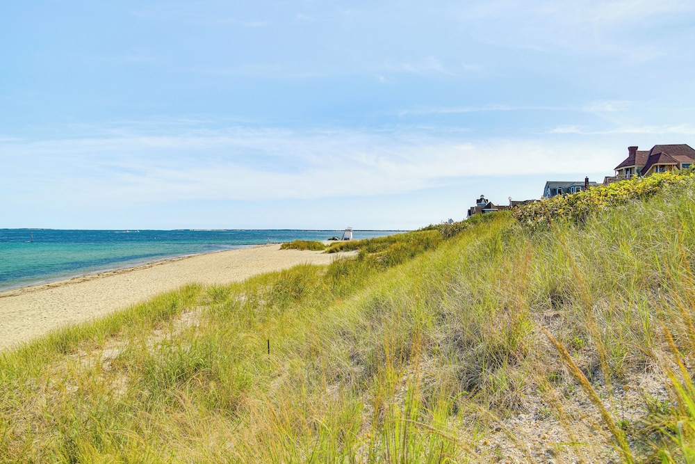 Steps to Inkwell Beach: Victorian Home!