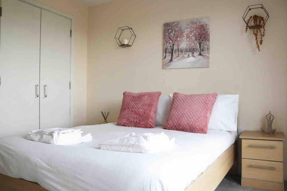 Comfy Duplex 2-bed Apartment in Milton Keynes view 3