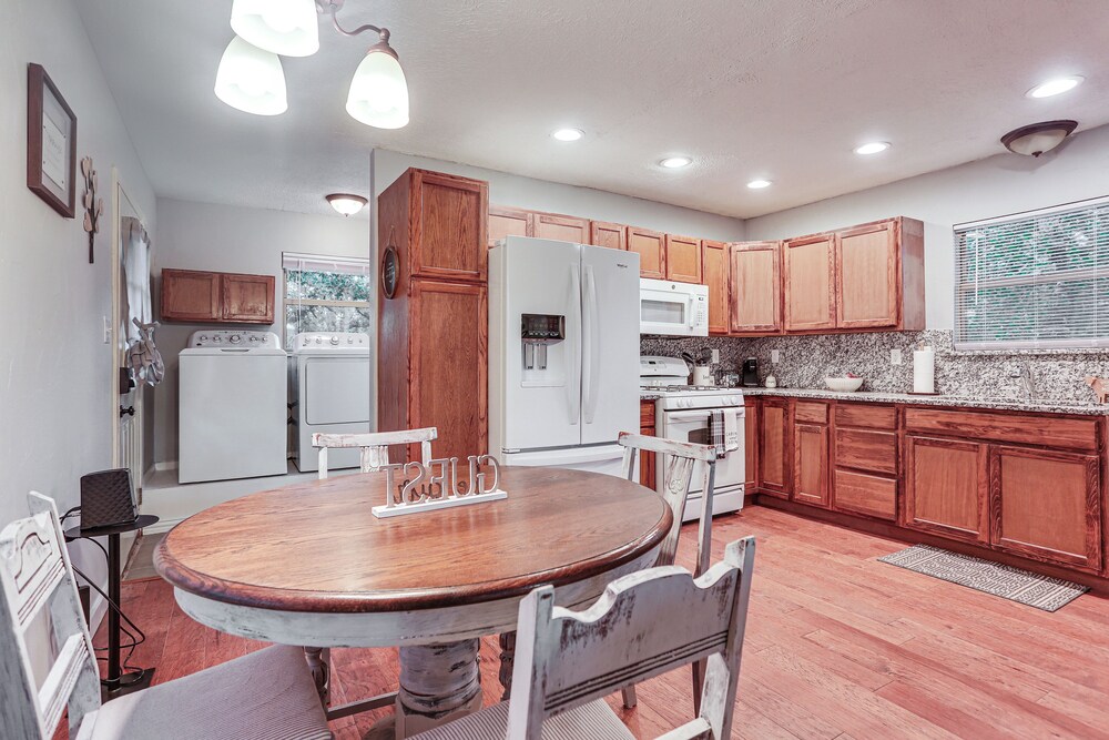 Cabin w/ Hot Tub in Valley View: Pets Welcome!