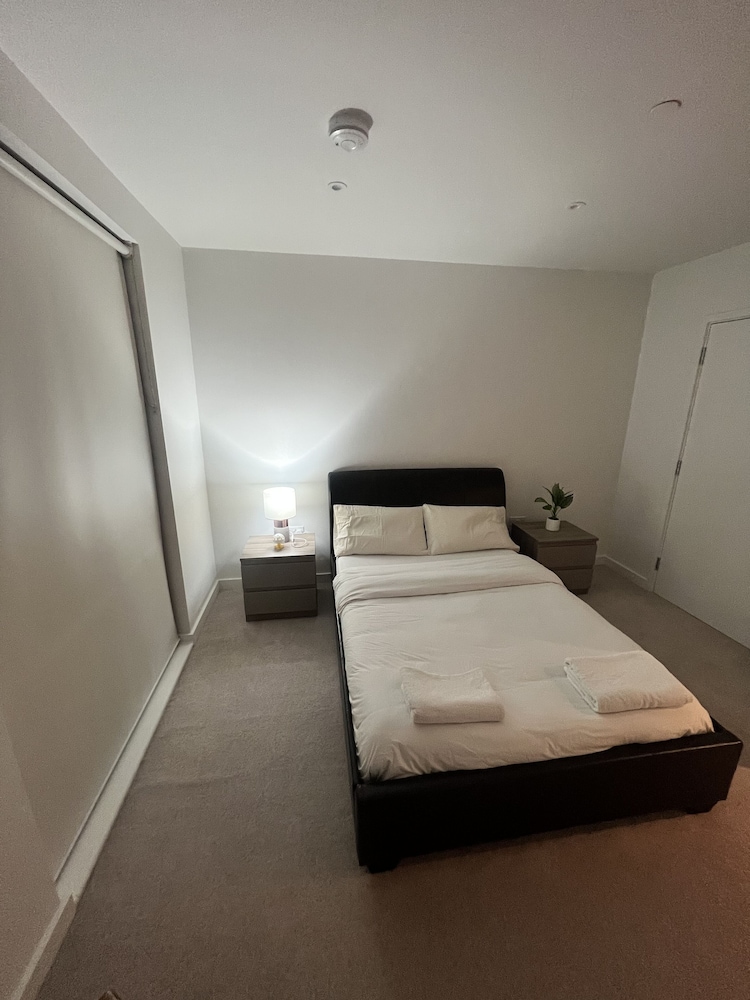 Impeccable 1bed Apartment in the Heart Ofgreenford view 3