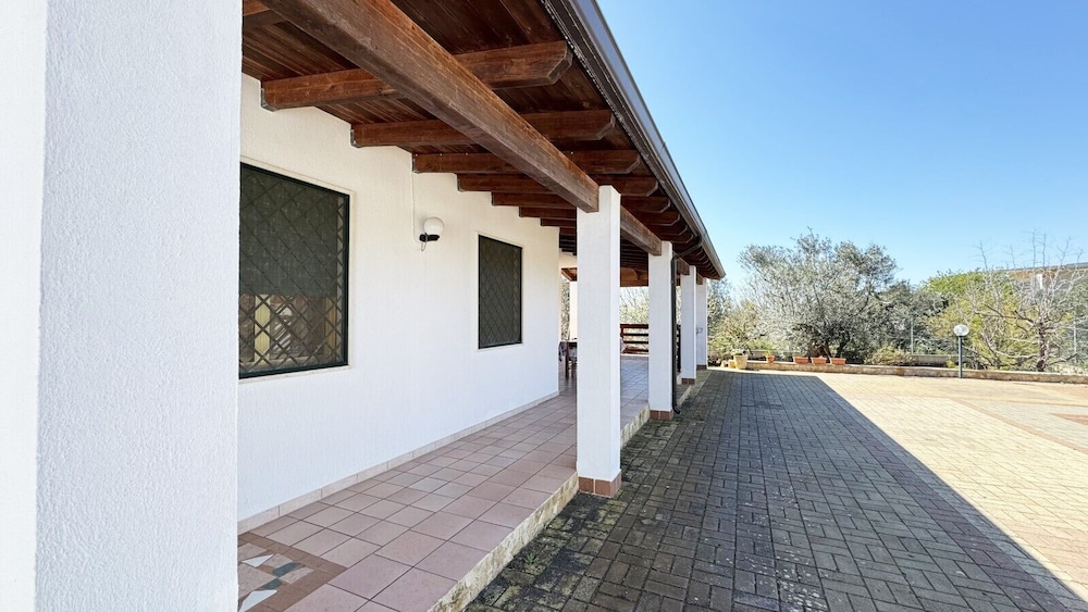 Villa Ulivo Sleeps 7 Garden Close to the sea