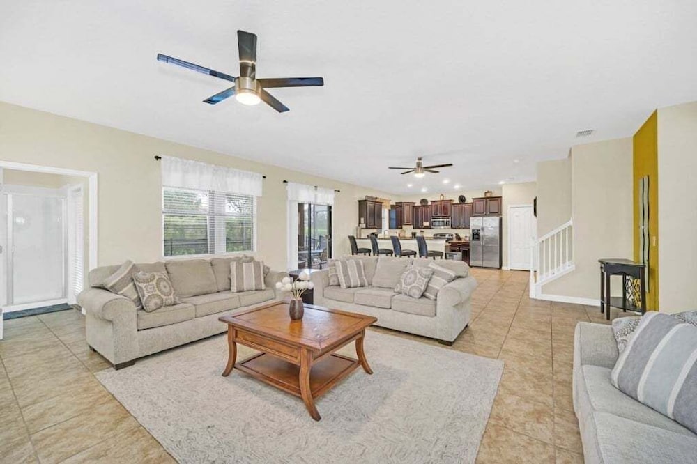 Incredible Pool Spa & Game Room Private Home! 6 Bedroom Villa