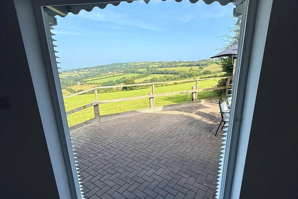 1 Bed Cabin-sleeps 2, Hot Tub, Garden, Pets, Views