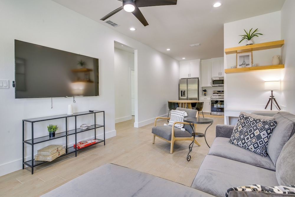 Modern Comfort: Brownsville Home Near Dtwn