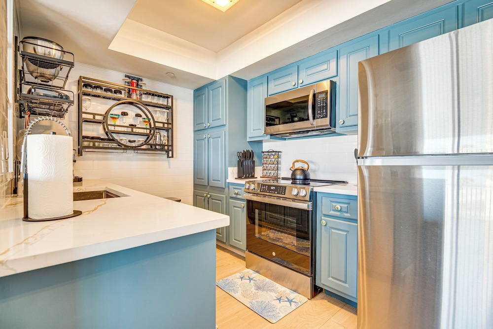 Steps to Ocean: Satellite Beach Condo w/ Balcony