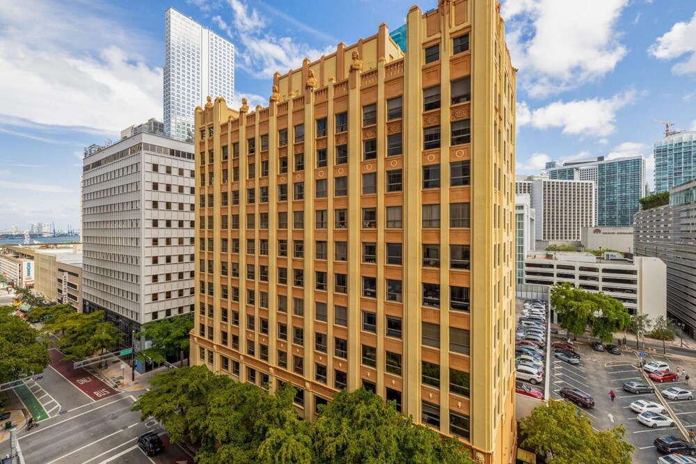 Cozy Downtown Pad- Luxe Rooftop Pool gym and More