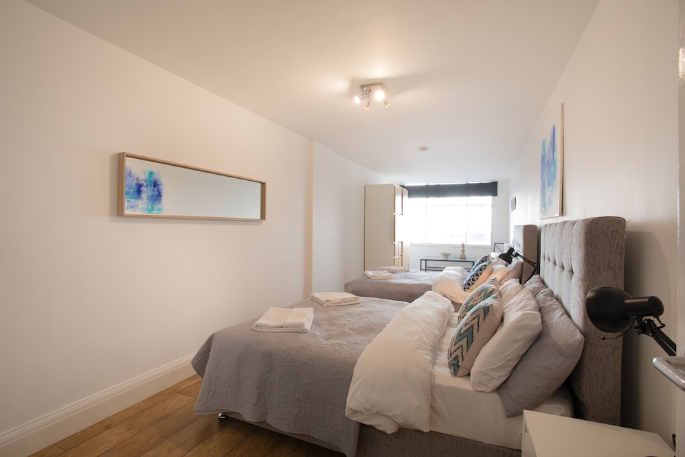 Rest & Recharge Regents Court 3bed 2bath view 4
