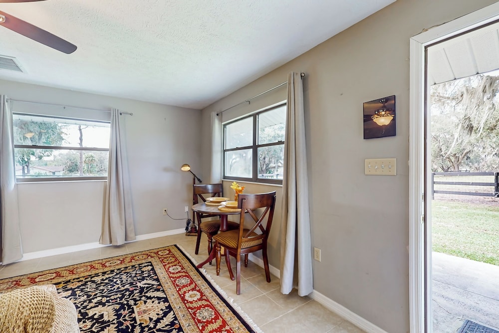 1 BR Guesthouse w/ Full Kitchen & Lake View