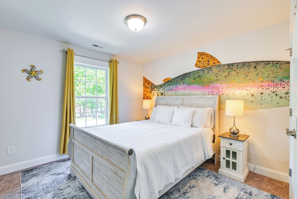 Easy Uptown Access: Charlotte Gem w/ Peaceful Yard