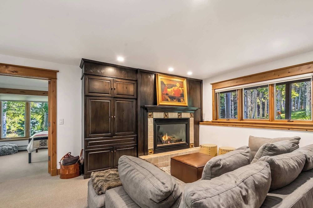 Evergreen Escape Home for 12